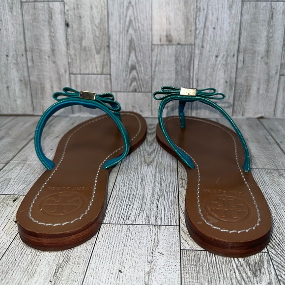 TORY BURCH Patent Leather Bow Accents T-Strap Sandals Size 7M✨ - Picture 7 of 13